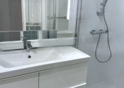 installation d&rsquo;une douche sécurisée sénior à Pont-Saint-Esprit